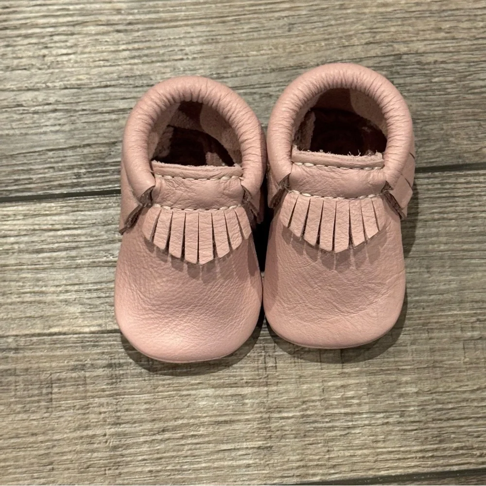 Freshly Picked Moccasin Blush Pink Leather Fringe Sz 1 Soft Sole Baby Shoes EUC